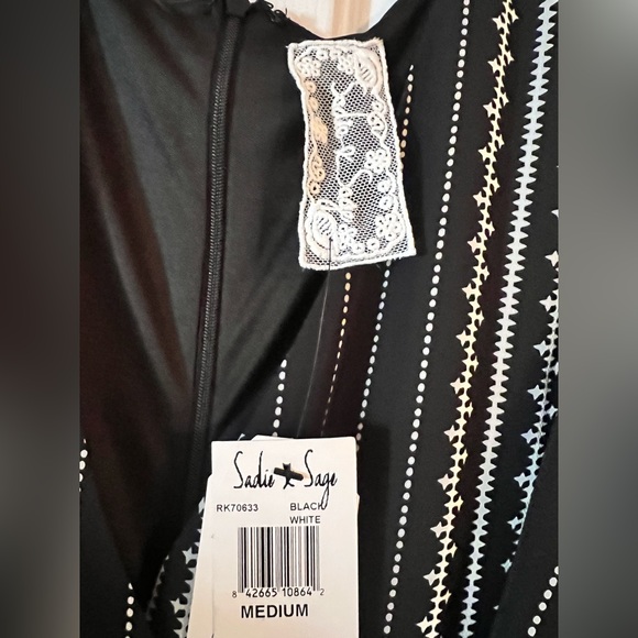 Sadie & Sage Geo Print Wide Leg Jumpsuit Medium 

Condition is New with tags. - Picture 6 of 6